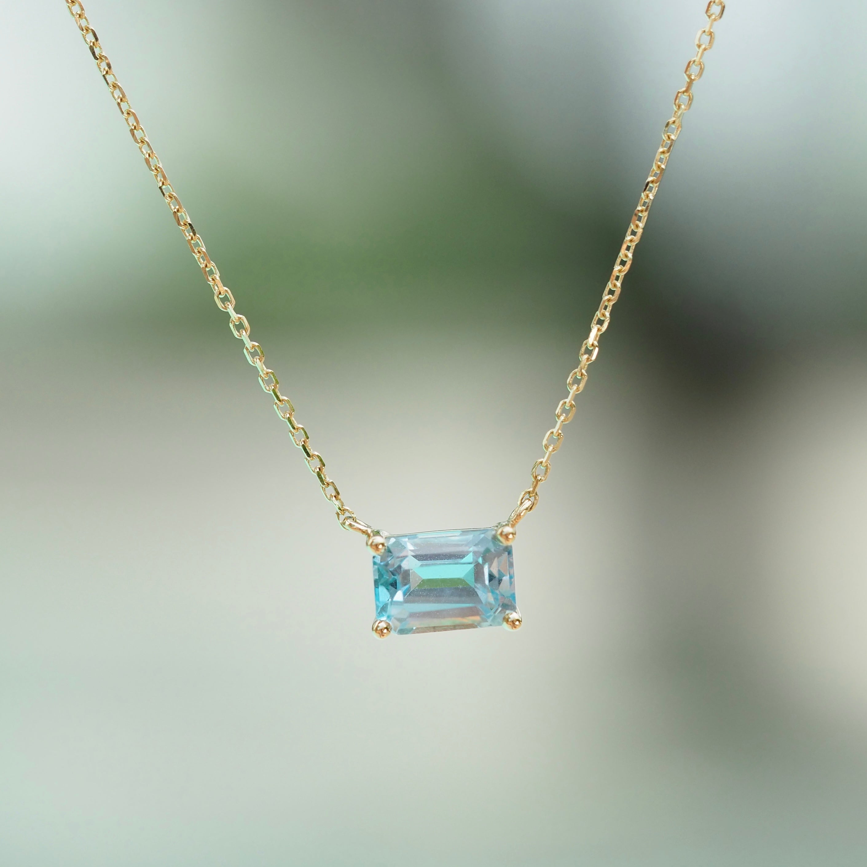 18 Karat Yellow Gold Blue Topaz Necklace